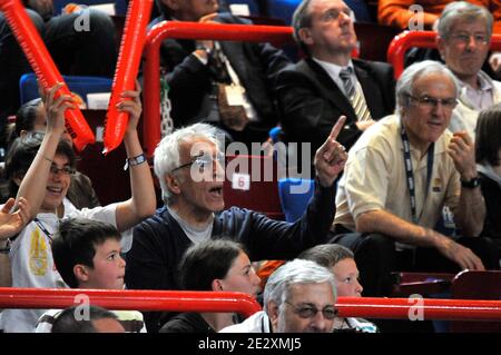 Veuillez cacher le visage de l'enfant avant la publication de l'acteur français Gérard Darmon et son fils lors du match de basket-ball de la coupe française, Orléans vs Gravelines au Palais Omnisports de Bercy à Paris, France le 16 mai 2010. Orléans a gagné 73-69. Photo de Thierry Plessis/ABACAPRESS.COM Banque D'Images