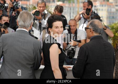 (G-D) William Shimell, Juliette Binoche et le réalisateur Abbas Kiarostami participant au photocall pour « copie certifiée » (copie conforme) présenté en compétition lors du 63e Festival de Cannes, le 18 mai 2010. Photo de Hahn-Nebinger-Orban/ABACAPRESS.COM Banque D'Images