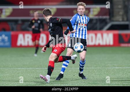 ROTTERDAM, PAYS-BAS - JANVIER 15 : Reuven Niemeijer de SBV Excelsior, Brian de Keersmaecker du FC Eindhoven pendant la division néerlandaise de Keukenkampioendivision Banque D'Images