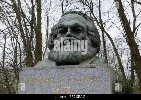 Buste en bronze au-dessus de la tombe et de la tombe du célèbre philosophe du XIXe siècle et révolutionnaire Karl Marx, cimetière Highgate, Londres, Angleterre, Royaume-Uni Banque D'Images