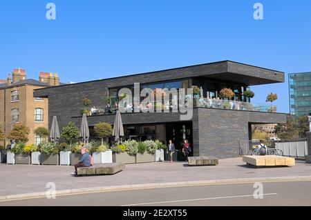 Le pub Lighterman un bar et restaurant moderne de trois étages sur Granary Square, King's Cross, Londres, Angleterre, Royaume-Uni Banque D'Images