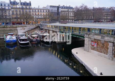 PARIS, FRANCE -5 JANV. 2021- vue des bateaux amarrés sur le bassin de l’Arsenal sur le Canal Saint-Martin le 12ème arrondissement de Paris, France. Banque D'Images