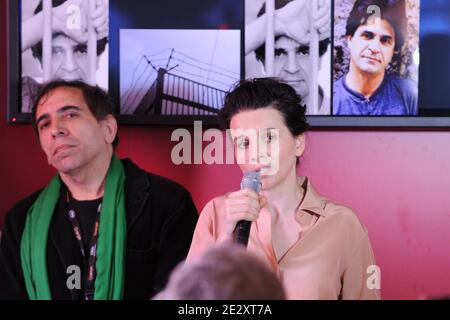 Le réalisateur iranien Mohsen Makhmalbaf et l'actrice française Juliette Binoche assistent à une table ronde sur le cinéma iranien et expriment leur soutien à l'emprisonnement du réalisateur iranien Jafar Panahi, au pavillon 'Cinemas du monde', lors du 63e Festival de Cannes, dans le sud de la France, le 19 mai 2010. Photo par Ammar Abd Rabbo/ABACAPRESS.COM Banque D'Images