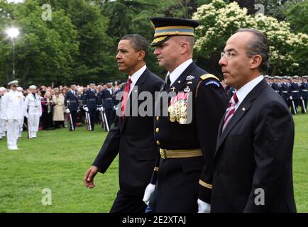 LE président AMÉRICAIN Barack Obama et le président mexicain Felipe Calderon marchent sur le podium sur la pelouse sud de la Maison Blanche à Washington DC, Etats-Unis, le 19 mai 2010. Photo par Andrew Harrer/ABACAPRESS.COM Banque D'Images