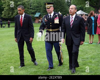 LE président AMÉRICAIN Barack Obama et le président mexicain Felipe Calderon marchent sur le podium sur la pelouse sud de la Maison Blanche à Washington DC, Etats-Unis, le 19 mai 2010. Photo par Andrew Harrer/ABACAPRESS.COM Banque D'Images