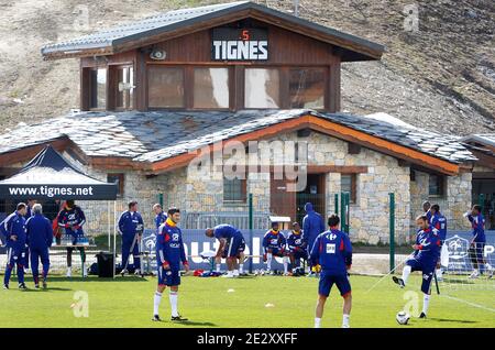 Les joueurs de l'équipe nationale de football de France lors d'une session d'entraînement à Tignes, Alpes françaises, France, le 20 mai 2010 dans le cadre de leur entraînement en altitude en vue de la coupe du monde de football 2010 en Afrique du Sud. La France jouera l'Uruguay à Capetown dans son groupe UN match d'ouverture le 11 juin, le Mexique à Polokwane le 17 juin et l'Afrique du Sud à Bloemfontein le 22 juin. Photo de Patrick Bernard/Cameleon/ABACAPRESS.COM Banque D'Images