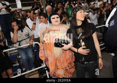 Beth Ditto et Kristin Ogata arrivent pour la projection de "l'extérieur de la loi" (Hors la Loi) présentée en compétition lors du 63e Festival de Cannes, France, le 21 mai 2010. Photo de Hahn-Nebinger-Orban/ABACAPRESS.COM Banque D'Images