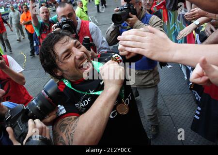 Byron Kelleher de Toulouse célèbre avec ses fans lors du match de rugby final de la coupe Heineken, Stade Toulousain vs Biarroz Olympique pays Basque au Stade de France à Saint-Denis, banlieue de Paris, France, le 22 mai 2010. Photo de Manuel Blondeau/ABACAPRESS.COM Banque D'Images