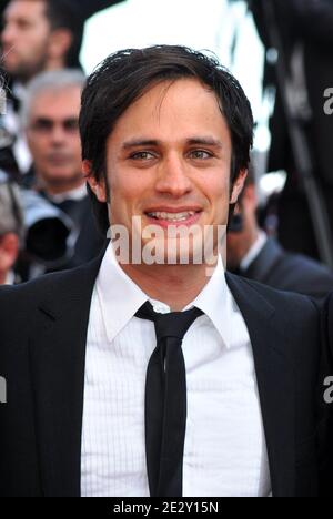 Gael Garcia Bernal arrive pour la projection des "trois" présentés hors compétition et clôture du 63e Festival de Cannes le 2 mai 2010. Photo de Hahn-Nebinger-Orban/ABACAPRESS.COM Banque D'Images