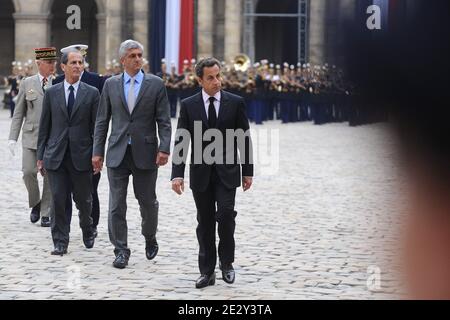 Le ministre français des anciens combattants Hubert Falco, le ministre de la Défense Herve Morin et le président français Nicolas Sarkozy assistent à la cérémonie militaire du printemps à l'Hôtel des Invalides, à Paris, en France, le 27 mai 2010. Photo de Mousse/ABACAPRESS.COM Banque D'Images