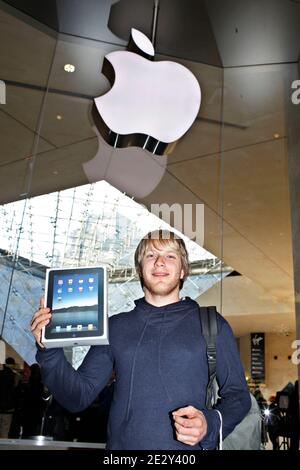 Lois Gerin est le premier acheteur de l'iPad en France à l'Apple Store de Paris, France, le 28 mai 2010. Photo de Thibault Camus/ABACAPRESS.COM Banque D'Images
