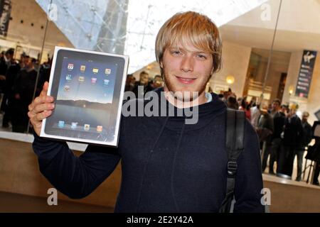 Lois Gerin est le premier acheteur de l'iPad en France à l'Apple Store de Paris, France, le 28 mai 2010. Photo de Thibault Camus/ABACAPRESS.COM Banque D'Images