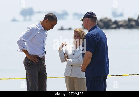 Le président américain Barack Obama (R) visite la plage de Port Fourchon avec ADM. Thad Allen (L) et Charlotte Randolph, présidente de la paroisse, le 28 mai 2010 à Port Fourchon, Louisiane, États-Unis. Le déversement de pétrole résultant de la catastrophe de Deepwater Horizon est maintenant officiellement classé comme le pire de l'histoire américaine. Photo de Win McNamee/ABACAPRESS.COM (photo : Barack Obama, Thad Allen, Charlotte Randolph) Banque D'Images