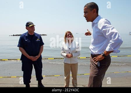 Le président américain Barack Obama (R) visite la plage de Port Fourchon avec ADM. Thad Allen (L) et Charlotte Randolph, présidente de la paroisse, le 28 mai 2010 à Port Fourchon, Louisiane, États-Unis. Le déversement de pétrole résultant de la catastrophe de Deepwater Horizon est maintenant officiellement classé comme le pire de l'histoire américaine. Photo de Win McNamee/ABACAPRESS.COM (photo : Barack Obama, Thad Allen, Charlotte Randolph) Banque D'Images