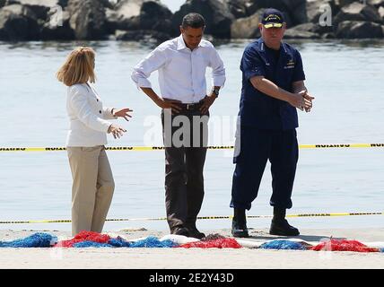 Le président américain Barack Obama (C) visite la plage de Port Fourchon avec ADM. Thad Allen (R) et Charlotte Randolph (L), présidente de la paroisse, le 28 mai 2010, à Port Fourchon, Louisiane, États-Unis. Le déversement de pétrole résultant de la catastrophe de Deepwater Horizon est maintenant officiellement classé comme le pire de l'histoire américaine. Photo de Win McNamee/ABACAPRESS.COM (photo : Barack Obama, Thad Allen, Charlotte Randolph) Banque D'Images