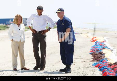 Le président américain Barack Obama (L) visite la plage de Port Fourchon avec ADM. Thad Allen (R) et Charlotte Randolph (C), présidente de la paroisse, le 28 mai 2010, à Port Fourchon, Louisiane, États-Unis. Le déversement de pétrole résultant de la catastrophe de Deepwater Horizon est maintenant officiellement classé comme le pire de l'histoire américaine. Photo de Win McNamee/ABACAPRESS.COM (photo : Barack Obama, Thad Allen, Charlotte Randolph) Banque D'Images