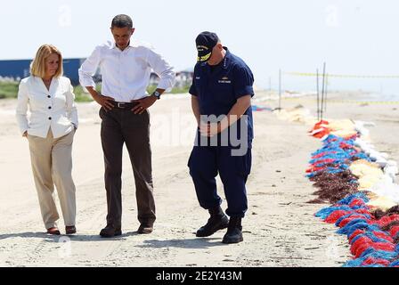 Le président américain Barack Obama (C) visite la plage de Port Fourchon avec ADM. Thad Allen (R) et Charlotte Randolph (L), présidente de la paroisse, le 28 mai 2010, à Port Fourchon, Louisiane, États-Unis. Le déversement de pétrole résultant de la catastrophe de Deepwater Horizon est maintenant officiellement classé comme le pire de l'histoire américaine. Photo de Win McNamee/ABACAPRESS.COM (photo : Barack Obama, Thad Allen, Charlotte Randolph) Banque D'Images