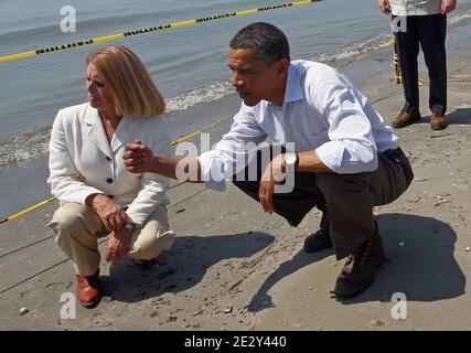 Le président américain Barack Obama (R) visite la plage de Port Fourchon avec le président de la paroisse Charlotte Randolph le 28 mai 2010 à Port Fourchon, Louisiane, États-Unis. Le déversement de pétrole résultant de la catastrophe de Deepwater Horizon est maintenant officiellement classé comme le pire de l'histoire américaine. Photo de Win McNamee/ABACAPRESS.COM (photo : Barack Obama, Charlotte Randolph) Banque D'Images