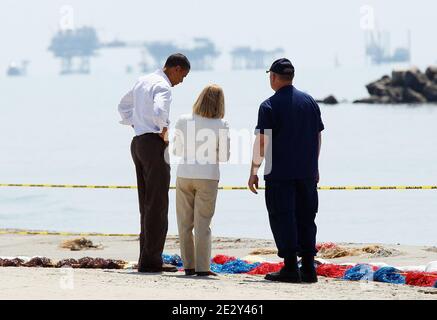 Le président américain Barack Obama (L) visite la plage de Port Fourchon avec ADM. Thad Allen (R) et Charlotte Randolph (C), présidente de la paroisse, le 28 mai 2010, à Port Fourchon, Louisiane, États-Unis. Le déversement de pétrole résultant de la catastrophe de Deepwater Horizon est maintenant officiellement classé comme le pire de l'histoire américaine. Photo de Win McNamee/ABACAPRESS.COM (photo : Barack Obama, Thad Allen, Charlotte Randolph) Banque D'Images