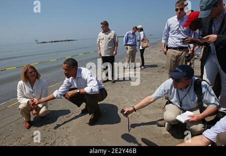 Le président américain Barack Obama visite la plage de Port Fourchon avec le président de la paroisse Charlotte Randolph le 28 mai 2010 à Port Fourchon, Louisiane, États-Unis. Le déversement de pétrole résultant de la catastrophe de Deepwater Horizon est maintenant officiellement classé comme le pire de l'histoire américaine. Photo de Win McNamee/ABACAPRESS.COM (photo : Barack Obama, Charlotte Randolph) Banque D'Images