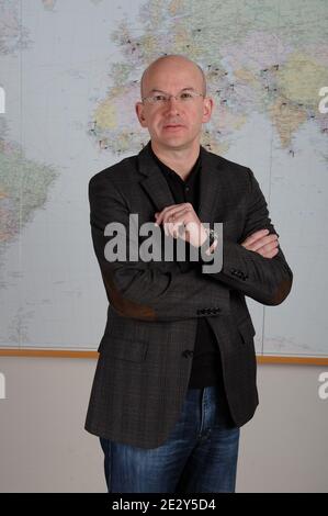 Le chef de la Division de la communication du Comité international de la Croix-Rouge (CICR), Yves Daccord, posant lors d'une séance de portrait dans la salle de réunion du siège du Comité international de la Croix-Rouge, à Genève (Suisse), le 29 janvier 2010. Photo de Loona/ABACAPRESS.COM Banque D'Images