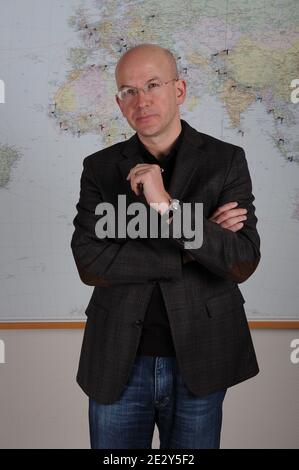 Le chef de la Division de la communication du Comité international de la Croix-Rouge (CICR), Yves Daccord, posant lors d'une séance de portrait dans la salle de réunion du siège du Comité international de la Croix-Rouge, à Genève (Suisse), le 29 janvier 2010. Photo de Loona/ABACAPRESS.COM Banque D'Images