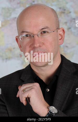 Le chef de la Division de la communication du Comité international de la Croix-Rouge (CICR), Yves Daccord, posant lors d'une séance de portrait dans la salle de réunion du siège du Comité international de la Croix-Rouge, à Genève (Suisse), le 29 janvier 2010. Photo de Loona/ABACAPRESS.COM Banque D'Images