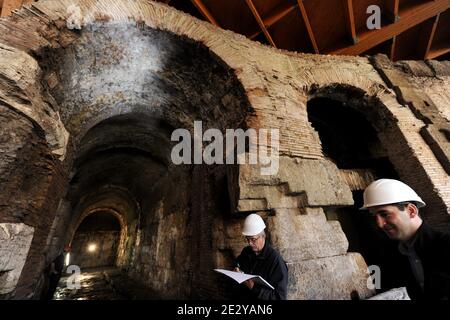 Exclusif. Des restaurateurs travaillent dans les sous-sols du Colisée à Rome, en Italie, le 2010 juin. Le Colisée de Rome, bientôt ouvert son arène, souterrain et niveau le plus élevé après une importante restauration. Pour la première fois, les touristes pourront visiter le sous-sol, où les gladiateurs se préparaient autrefois à des combats et où des lions et des tigres étaient mis en cage avant de recevoir un public assoiffé de sang. Les restaurateurs ont travaillé dur au nettoyage et à la restauration des colonnes de travertin et des briques anciennes. Le Colisée de Rome, le plus grand jamais construit dans l'Empire romain a été achevé en 80 après J.-C. avec une capacité de 75,000 spectateurs. Banque D'Images