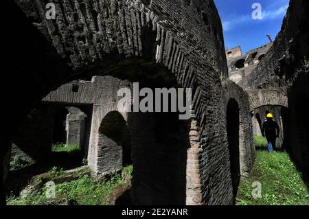 Exclusif. Un restaurateur travaille dans le sous-sol du Colisée à Rome, en Italie, le 2010 juin. Le Colisée de Rome, bientôt ouvert son arène, souterrain et niveau le plus élevé après une importante restauration. Pour la première fois, les touristes pourront visiter le sous-sol, où les gladiateurs se préparaient autrefois à des combats et où des lions et des tigres étaient mis en cage avant de recevoir un public assoiffé de sang. Les restaurateurs ont travaillé dur au nettoyage et à la restauration des colonnes de travertin et des briques anciennes. Le Colisée de Rome, le plus grand jamais construit dans l'Empire romain a été achevé en 80 après J.-C. avec une capacité de 75,000 spectateurs Banque D'Images