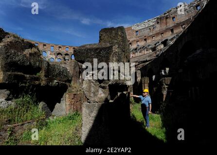 Exclusif. Un restaurateur travaille dans le sous-sol du Colisée à Rome, en Italie, le 2010 juin. Le Colisée de Rome, bientôt ouvert son arène, souterrain et niveau le plus élevé après une importante restauration. Pour la première fois, les touristes pourront visiter le sous-sol, où les gladiateurs se préparaient autrefois à des combats et où des lions et des tigres étaient mis en cage avant de recevoir un public assoiffé de sang. Les restaurateurs ont travaillé dur au nettoyage et à la restauration des colonnes de travertin et des briques anciennes. Le Colisée de Rome, le plus grand jamais construit dans l'Empire romain a été achevé en 80 après J.-C. avec une capacité de 75,000 spectateurs Banque D'Images