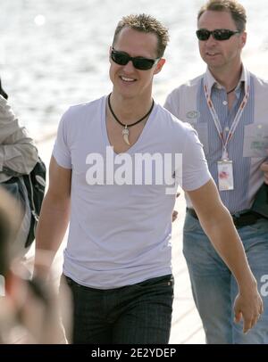 Michael Schumacher arrivera au paddock du Grand Prix canadien de Formule 1 au circuit Gilles Villeneuve à Montréal, Canada, le 13 juin 2010. Photo de Charles Guerin/Cameleon/ABACAPRESS.COM Banque D'Images