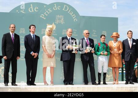 (G-D) le ministre français du travail Eric Woerth, le baron Edouard de Rothschild, Micky Green, son Altesse l'Aga Khan, l'entraîneur français Alain de Royer Dupre, le jockey français Christophe-Patrice Lemaire et la princesse Zahra Aga Kahn lors de la cérémonie de remise des prix à la 161e course de chevaux Diane au sephorrack de Chantilly près de Paris, France, Le 13 juin 2010. Photo de Nicolas Briquet/ABACAPRESS.COM Banque D'Images