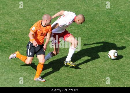 Wesley Sneijder aux pays-Bas et Simon Poulsen au Danemark se battent pour le ballon lors du match de football de la coupe du monde de la FIFA 2010, Groupe E, pays-Bas contre le Danemark, au stade de football de la ville de Johannesburg, Afrique du Sud, le 14 juin 2010. Les pays-Bas ont gagné 2-0. Photo de Henri Szwarc/ABACAPRESS.COM Banque D'Images