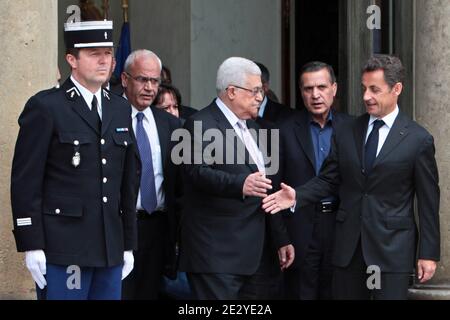 Le président français Nicolas Sarkozy se met en présence du président palestinien Mahmoud Abbas après leur rencontre à l’Elysée, à Paris, en France, le 14 2010 juin. Photo par ABACAPRESS.COM Banque D'Images