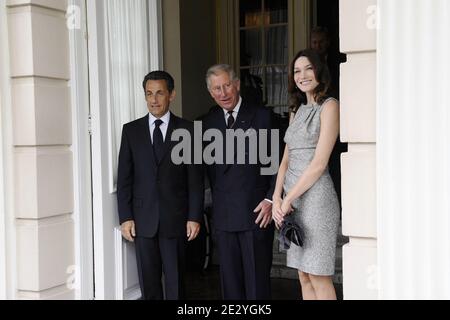 Le Prince Charles, prince de Galles, accueille le président français Nicolas Sarkozy et sa femme Carla Bruni-Sarkozy à Clarence House à Londres, au Royaume-Uni, le 18 juin 2010. Nicolas Sarkozy et les anciens combattants de la Seconde Guerre mondiale se sont rendus à Londres pour marquer le 70e anniversaire de la radio émouvante de Charles de Gaulle, qui a appelé ses compatriotes à résister à l'occupation nazie. Le 18 juin 1940, quatre jours après la chute de Paris et alors que le gouvernement français se préparait à signer un armistice avec l'Allemagne, le chef militaire exilé a lancé un appel passionné sur les ondes de la BBC à ceux qui sont dans leur pays d'origine. Photo par Elodie Gregoire/ABACAPRESS.COM Banque D'Images