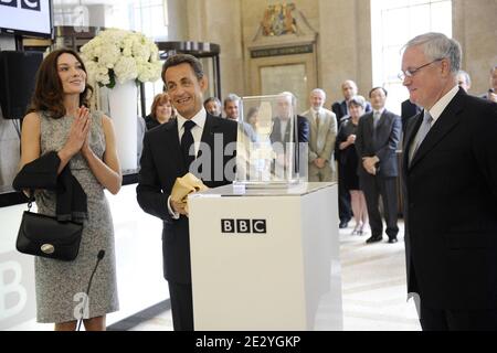 Le président français Nicolas Sarkozy et son épouse Carla Bruni-Sarkozy visitent la BBC Broadcasting House à Londres, au Royaume-Uni, le 18 juin 2010. Nicolas Sarkozy et les anciens combattants de la Seconde Guerre mondiale se sont rendus à Londres pour marquer le 70e anniversaire de la radio émouvante de Charles de Gaulle, qui a appelé ses compatriotes à résister à l'occupation nazie. Le 18 juin 1940, quatre jours après la chute de Paris et alors que le gouvernement français se préparait à signer un armistice avec l'Allemagne, le chef militaire exilé a lancé un appel passionné sur les ondes de la BBC à ceux qui sont dans leur pays d'origine. Photo par Elodie Gregoire/ABACAPRESS.COM Banque D'Images