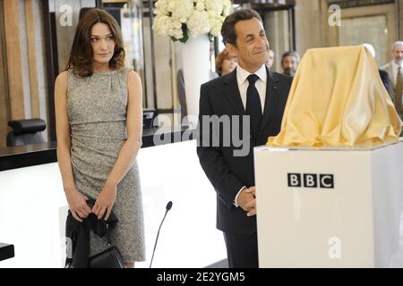 Le président français Nicolas Sarkozy et son épouse Carla Bruni-Sarkozy visitent la BBC Broadcasting House à Londres, au Royaume-Uni, le 18 juin 2010. Nicolas Sarkozy et les anciens combattants de la Seconde Guerre mondiale se sont rendus à Londres pour marquer le 70e anniversaire de la radio émouvante de Charles de Gaulle, qui a appelé ses compatriotes à résister à l'occupation nazie. Le 18 juin 1940, quatre jours après la chute de Paris et alors que le gouvernement français se préparait à signer un armistice avec l'Allemagne, le chef militaire exilé a lancé un appel passionné sur les ondes de la BBC à ceux qui sont dans leur pays d'origine. Photo par Elodie Gregoire/ABACAPRESS.COM Banque D'Images