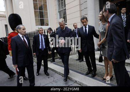 Le Prince Charles, prince de Galles, accueille le président français Nicolas Sarkozy et sa femme Carla Bruni-Sarkozy à Clarence House à Londres, au Royaume-Uni, le 18 juin 2010. Nicolas Sarkozy et les anciens combattants de la Seconde Guerre mondiale se sont rendus à Londres pour marquer le 70e anniversaire de la radio émouvante de Charles de Gaulle, qui a appelé ses compatriotes à résister à l'occupation nazie. Le 18 juin 1940, quatre jours après la chute de Paris et alors que le gouvernement français se préparait à signer un armistice avec l'Allemagne, le chef militaire exilé a lancé un appel passionné sur les ondes de la BBC à ceux qui sont dans leur pays d'origine. Photo par Elodie Gregoire/ABACAPRESS.COM Banque D'Images