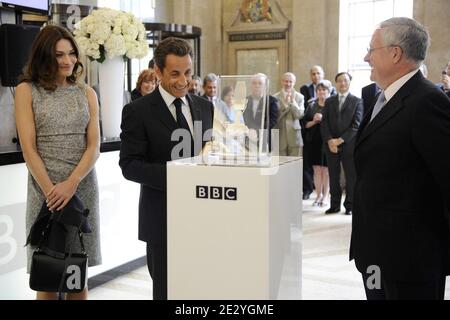 Le président français Nicolas Sarkozy et son épouse Carla Bruni-Sarkozy visitent la BBC Broadcasting House à Londres, au Royaume-Uni, le 18 juin 2010. Nicolas Sarkozy et les anciens combattants de la Seconde Guerre mondiale se sont rendus à Londres pour marquer le 70e anniversaire de la radio émouvante de Charles de Gaulle, qui a appelé ses compatriotes à résister à l'occupation nazie. Le 18 juin 1940, quatre jours après la chute de Paris et alors que le gouvernement français se préparait à signer un armistice avec l'Allemagne, le chef militaire exilé a lancé un appel passionné sur les ondes de la BBC à ceux qui sont dans leur pays d'origine. Photo par Elodie Gregoire/ABACAPRESS.COM Banque D'Images