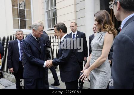 Le Prince Charles, prince de Galles, accueille le président français Nicolas Sarkozy et sa femme Carla Bruni-Sarkozy à Clarence House à Londres, au Royaume-Uni, le 18 juin 2010. Nicolas Sarkozy et les anciens combattants de la Seconde Guerre mondiale se sont rendus à Londres pour marquer le 70e anniversaire de la radio émouvante de Charles de Gaulle, qui a appelé ses compatriotes à résister à l'occupation nazie. Le 18 juin 1940, quatre jours après la chute de Paris et alors que le gouvernement français se préparait à signer un armistice avec l'Allemagne, le chef militaire exilé a lancé un appel passionné sur les ondes de la BBC à ceux qui sont dans leur pays d'origine. Photo par Elodie Gregoire/ABACAPRESS.COM Banque D'Images