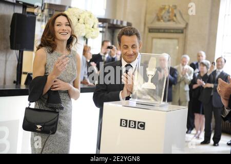 Le président français Nicolas Sarkozy et son épouse Carla Bruni-Sarkozy visitent la BBC Broadcasting House à Londres, au Royaume-Uni, le 18 juin 2010. Nicolas Sarkozy et les anciens combattants de la Seconde Guerre mondiale se sont rendus à Londres pour marquer le 70e anniversaire de la radio émouvante de Charles de Gaulle, qui a appelé ses compatriotes à résister à l'occupation nazie. Le 18 juin 1940, quatre jours après la chute de Paris et alors que le gouvernement français se préparait à signer un armistice avec l'Allemagne, le chef militaire exilé a lancé un appel passionné sur les ondes de la BBC à ceux qui sont dans leur pays d'origine. Photo par Elodie Gregoire/ABACAPRESS.COM Banque D'Images