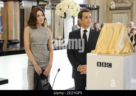 Le président français Nicolas Sarkozy et son épouse Carla Bruni-Sarkozy visitent la BBC Broadcasting House à Londres, au Royaume-Uni, le 18 juin 2010. Nicolas Sarkozy et les anciens combattants de la Seconde Guerre mondiale se sont rendus à Londres pour marquer le 70e anniversaire de la radio émouvante de Charles de Gaulle, qui a appelé ses compatriotes à résister à l'occupation nazie. Le 18 juin 1940, quatre jours après la chute de Paris et alors que le gouvernement français se préparait à signer un armistice avec l'Allemagne, le chef militaire exilé a lancé un appel passionné sur les ondes de la BBC à ceux qui sont dans leur pays d'origine. Photo par Elodie Gregoire/ABACAPRESS.COM Banque D'Images