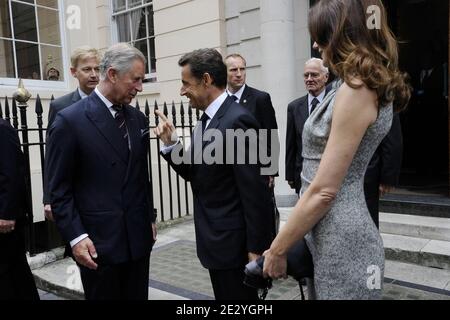 Le Prince Charles, prince de Galles, accueille le président français Nicolas Sarkozy et sa femme Carla Bruni-Sarkozy à Clarence House à Londres, au Royaume-Uni, le 18 juin 2010. Nicolas Sarkozy et les anciens combattants de la Seconde Guerre mondiale se sont rendus à Londres pour marquer le 70e anniversaire de la radio émouvante de Charles de Gaulle, qui a appelé ses compatriotes à résister à l'occupation nazie. Le 18 juin 1940, quatre jours après la chute de Paris et alors que le gouvernement français se préparait à signer un armistice avec l'Allemagne, le chef militaire exilé a lancé un appel passionné sur les ondes de la BBC à ceux qui sont dans leur pays d'origine. Photo par Elodie Gregoire/ABACAPRESS.COM Banque D'Images