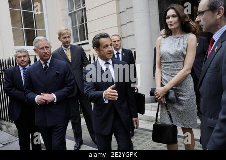 Le Prince Charles, prince de Galles, accueille le président français Nicolas Sarkozy et sa femme Carla Bruni-Sarkozy à Clarence House à Londres, au Royaume-Uni, le 18 juin 2010. Nicolas Sarkozy et les anciens combattants de la Seconde Guerre mondiale se sont rendus à Londres pour marquer le 70e anniversaire de la radio émouvante de Charles de Gaulle, qui a appelé ses compatriotes à résister à l'occupation nazie. Le 18 juin 1940, quatre jours après la chute de Paris et alors que le gouvernement français se préparait à signer un armistice avec l'Allemagne, le chef militaire exilé a lancé un appel passionné sur les ondes de la BBC à ceux qui sont dans leur pays d'origine. Photo par Elodie Gregoire/ABACAPRESS.COM Banque D'Images