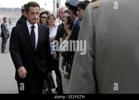 Le président français Nicolas Sarkozy laisse une cérémonie devant la statue de Winston Churchill, Premier ministre britannique de la Seconde Guerre mondiale, à Paris, en France, le 18 juin, 2010 dans le cadre de la célébration du 70e anniversaire de la radio du général français Charles de Gaulle appelle ses compatriotes à résister à l'occupation nazie. Photo de Stephane Lemouton/ABACAPRESS.COM Banque D'Images