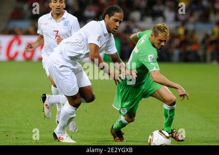 Glen Johnson en Angleterre et Karim Ziani en Algérie se battent pour le ballon lors du match de football sud-africain de la coupe du monde de la FIFA 2010, Groupe C, Angleterre contre Algérie, au stade de football Green point à Capetown, Afrique du Sud, le 18 juin 2010. La correspondance s'est terminée par un tirage de 0-0. Photo de Henri Szwarc/ABACAPRESS.COM Banque D'Images