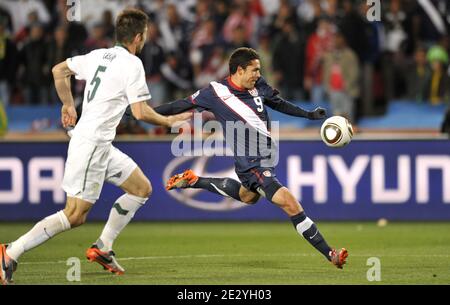 Herculez Gomez aux États-Unis prend un coup de pied lors du match de football de la coupe du monde de la FIFA 2010, Groupe C, Slovénie contre USA au stade Ellis Park, à Johannesburg, Afrique du Sud, le 18 juin 2010. La correspondance s'est terminée par un tirage de 2-2. Photo de Christophe Guibbbaud/Cameleon/ABACAPRESS.COM Banque D'Images