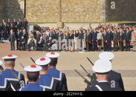 Gerard Larcher, Président du Sénat français, Assemblée nationale française Bernard Accoyer, Jacques Chirac, ancien Président français, Michele Alliot-Marie, ministre français des Affaires étrangères et européennes Bernard Kouchner, Premier ministre français des relations avec le Parlement Henri de Raincourt, Le ministre français chargé du plan de relance économique du gouvernement, Patrick Devedjian, le ministre français de l'intérieur, Alain Marleix, et le ministre français adjoint des Affaires européennes et étrangères, Pierre Lellouche, assistent à une cérémonie au Mont Valerien, à Suresnes, près de Paris, en Franc Banque D'Images