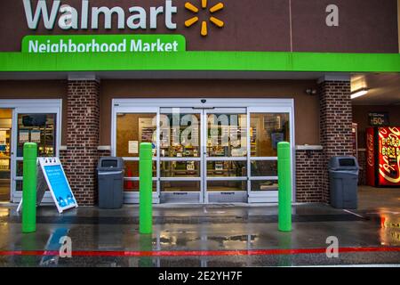 Augusta, GA USA - 01 01 21: Magasin d'alimentation de quartier Walmart dans l'entrée de pluie et panneau Covid-19 Banque D'Images