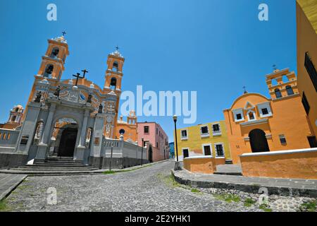 Vue panoramique sur le centre culturel historique de Casa Aguayo et le Parroquia de la Santa Cruz à Puebla de Zaragoza, Mexique. Banque D'Images